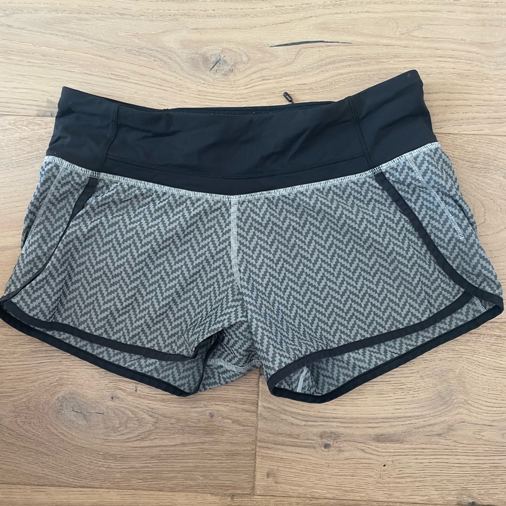 LULU SPEED UP SHORTS!! Grey and black!! Size 4 - 4”!!